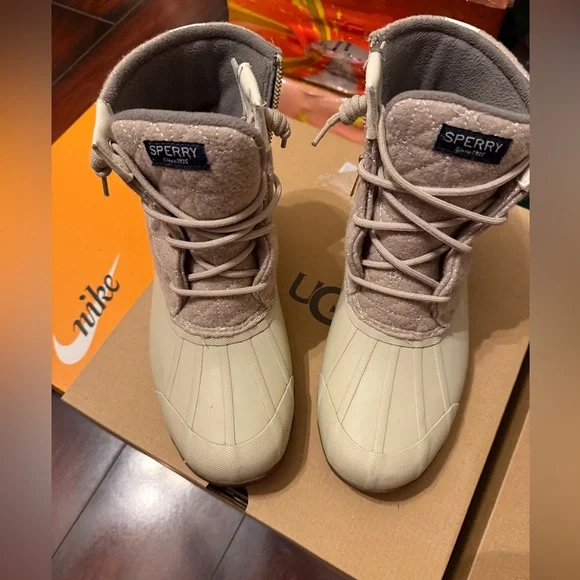 Women’s Boots - Picture 1 of 6